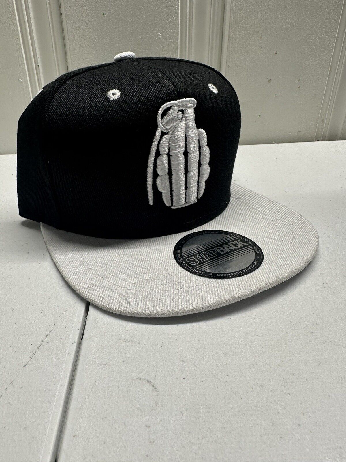 Grenade 3D Black/White SnapBack